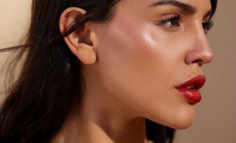 Los mejores sérums bronceadores faciales para una piel luminosa y morenita