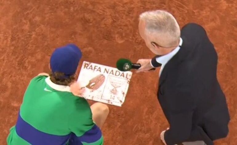 ¡Se rinde ante la placa de Rafa Nadal!