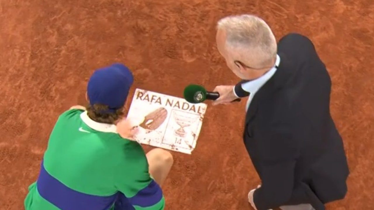 ¡Se rinde ante la placa de Rafa Nadal!