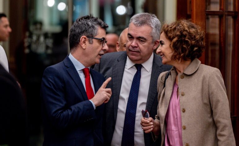 Un PSOE cada vez más incómodo por los audios de Leire Díez resiste mientras aumentan las voces críticas a su izquierda