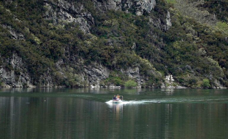 El helicóptero de Bomberos Asturias que cayó al embalse de Tanes está sumergido a una profundidad de entre 10 y 20 metros