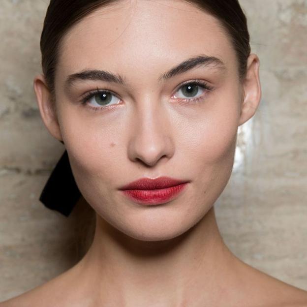 Labios (y mejillas) que usan todos los tiktok para el maquillaje natural duradero
