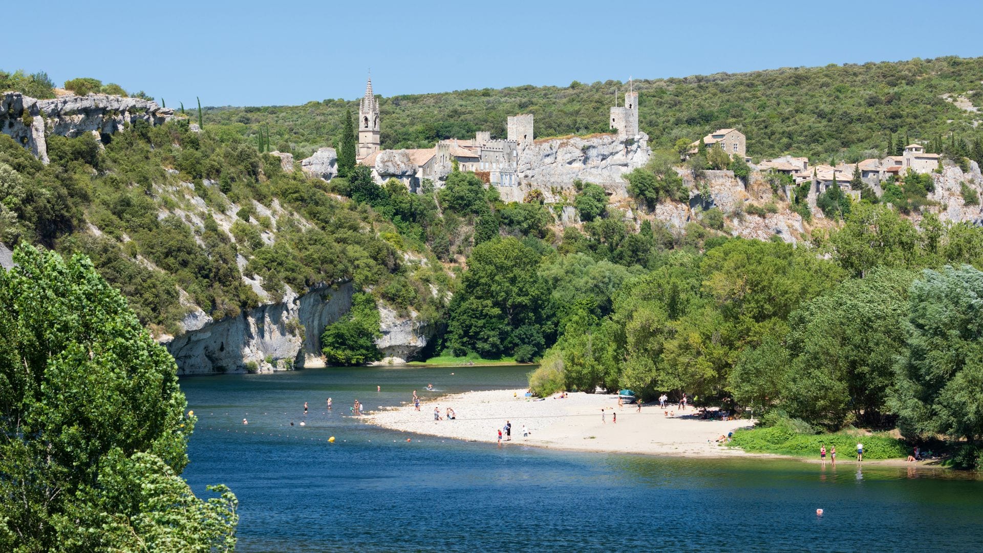 Ciudad medieval de Aigueze, Gargantas Reserva natural Del Ardèche, Francia