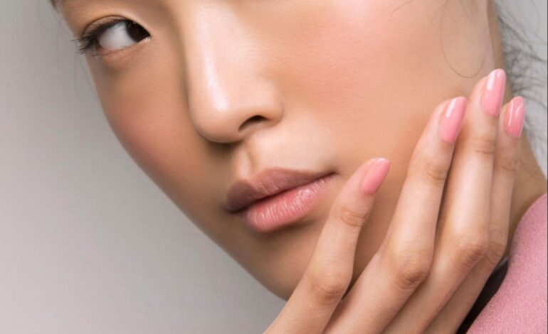 Las uñas de jabón son la tendencia en manicuras que llevan las más elegantes