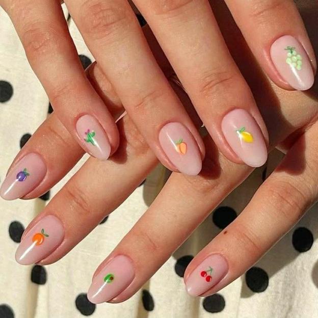 Uñas desnudas con dibujos de frutas