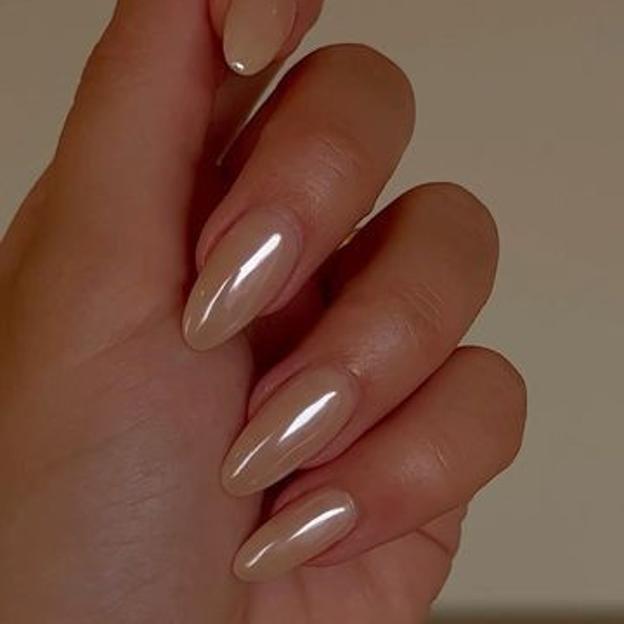 Uñas perladas de champán
