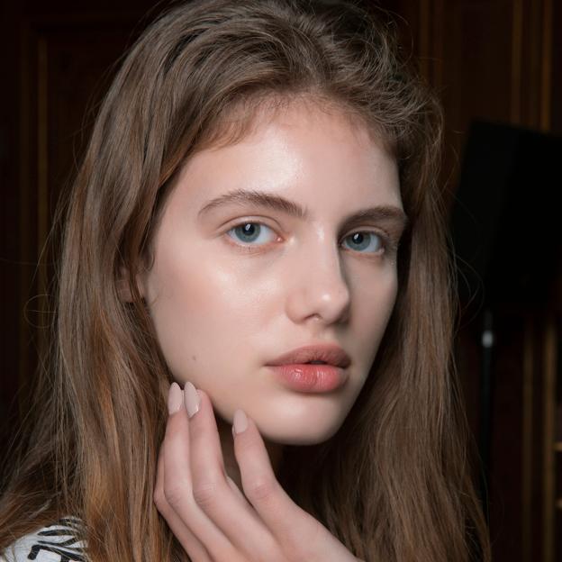Cómo lucir simple y hermosa todo el verano si no te sientes como un esmalte