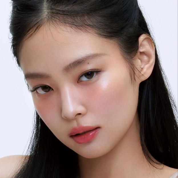 Jennie de Blackpink con maquillaje debajo de los ojos