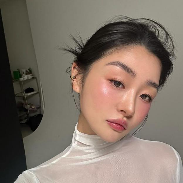 Influencer coreano con tendencia a enrojecer los ojos de la Unión