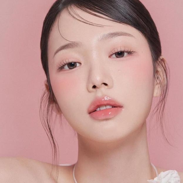 Modelo coreano con sonrojo debajo de los ojos
