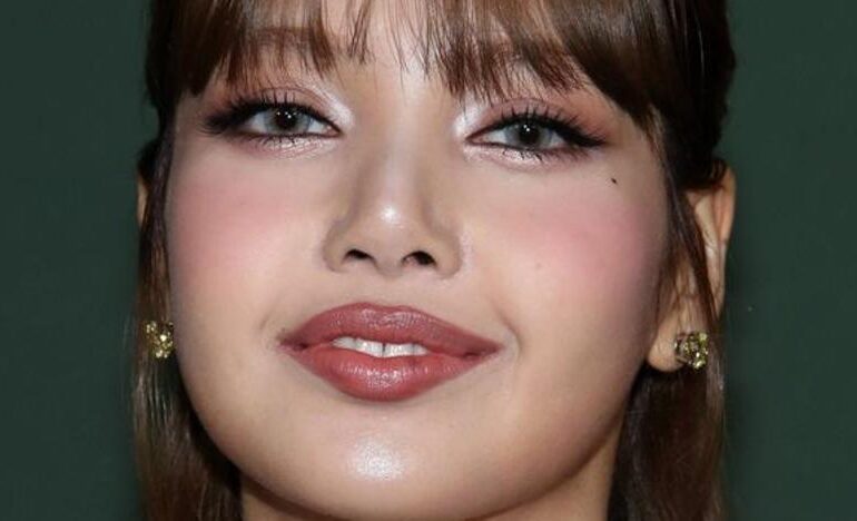 Under eye blush, la técnica de maquillaje de ojos viral que rejuvenece años