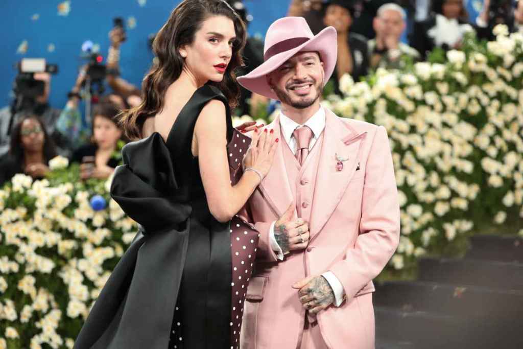 Valentina Ferrer y J Balvin en el coche de gala Red Met