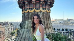 Estos no son tacones, pero estilizan lo mismo: las sandalias planas que se enamoran de pantalones cortos (Eva Longoria incluida)