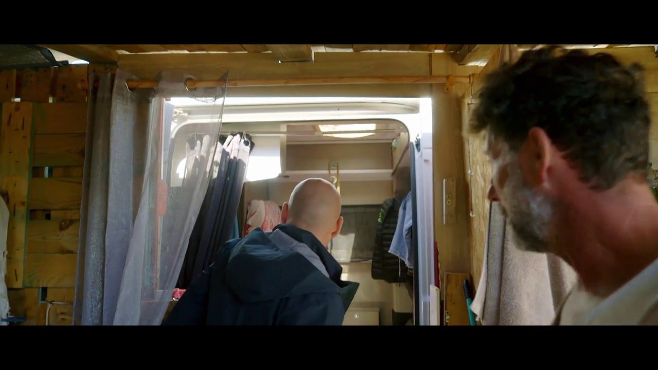 Trabajo en el hotel, saben que vivo aquí en una autocaravana