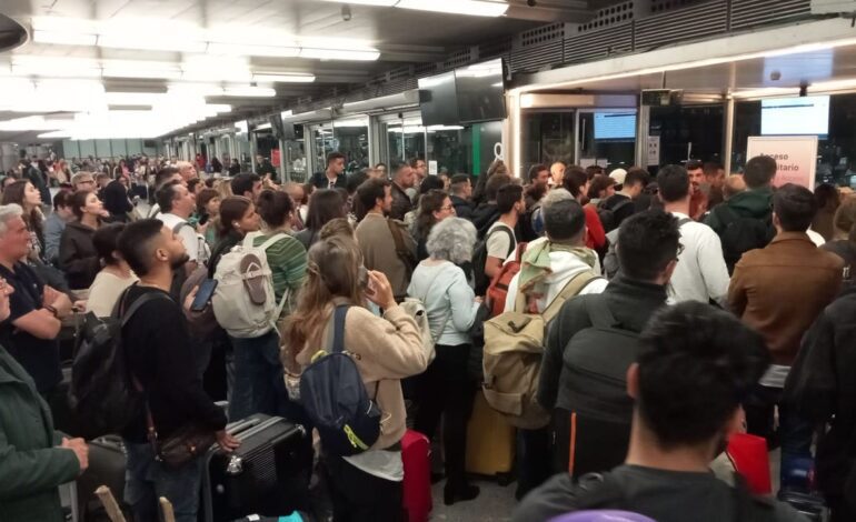 Varios robos de cable paralizan el AVE entre Madrid y Sevilla con más de 10.000 viajeros y 30 trenes afectados