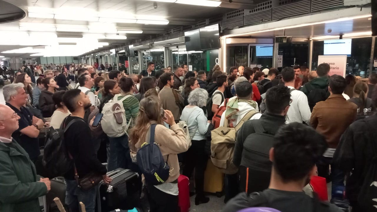 Varios robos de cable paralizan el AVE entre Madrid y Sevilla con más de 10.000 viajeros y 30 trenes afectados