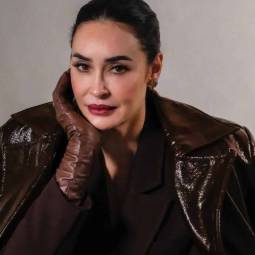 Vicky Martín Berrocal muestra que los labios rojos a los 50 son un sí.