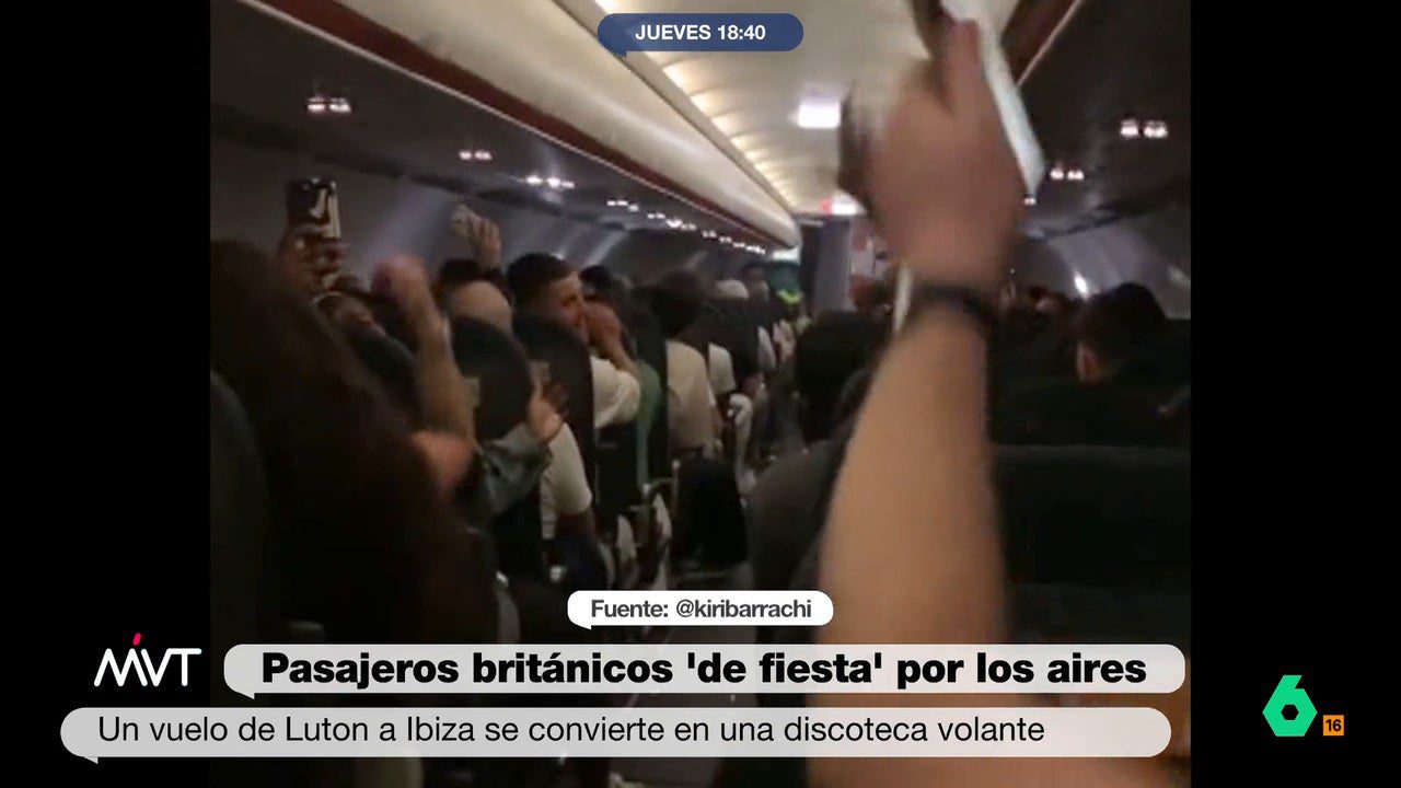 varios turistas británicos montan una fiesta improvisada en el avión