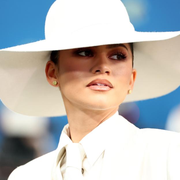 Zendaya con una delimitación de labios en marrón y brillo.