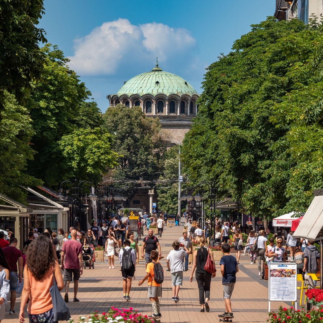 Vitosha Boulevard, la calle principal de Sofía, la capital desconocida de Bulgaria y una tendencia de destino en 2025