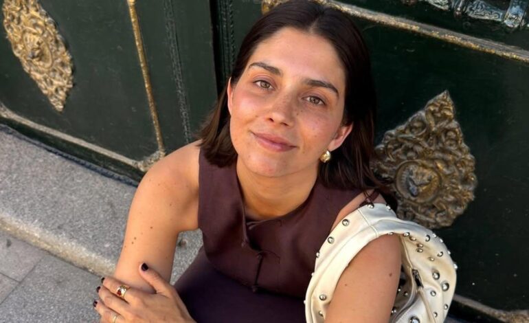 María García de Jaime tiene el conjunto de lino más deseado de Mango: falda recta y chaleco