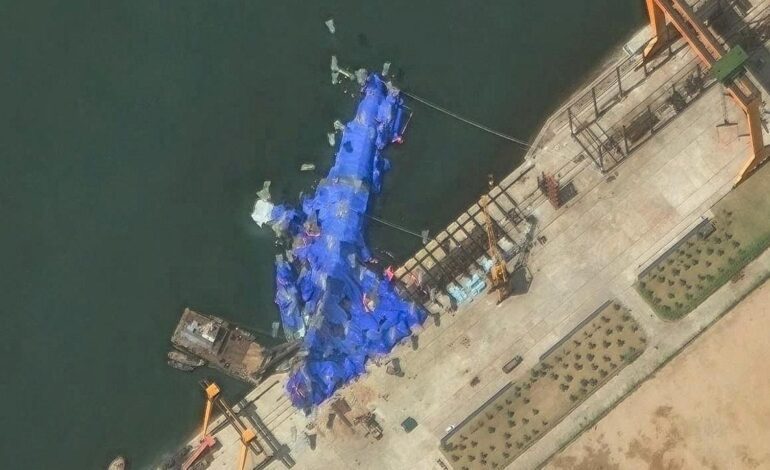 Kim Jong-un pone a cientos de trabajadores a tirar de amarras para rescatar su destructor volcado (y su dignidad)