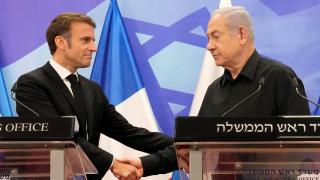 El primer ministro israelí Benjamin Netanyahu, da la mano del presidente francés, Emmanuel Macron, durante una conferencia de prensa conjunta en Jerusalén, el 24 de octubre de 2023.