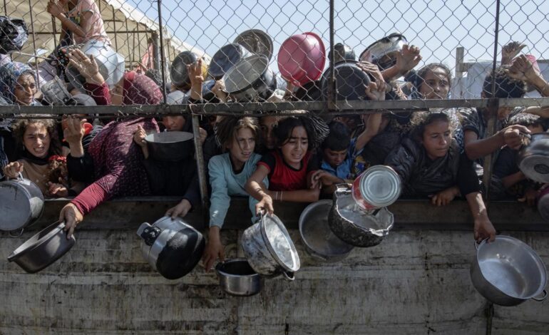 El Ejército de Israel mata a una veintena de gazatíes en puntos de distribución de comida al sur de Gaza: hay 100 heridos