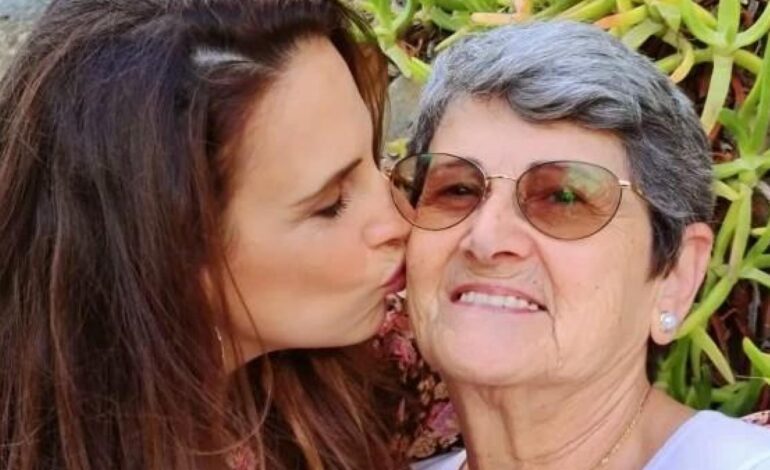 de su madre, Ana Gómez, a su hermana, Beatriz