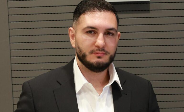 ¿Qué le ha pasado a Omar Montes? Hablamos con una experta sobre su aspecto en su última aparición pública