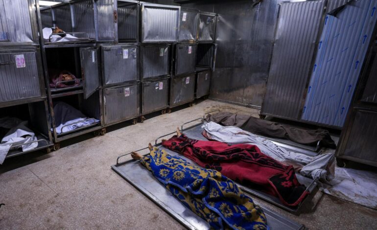 Israel mata a 18 palestinos en un ataque contra una escuela que acogía a cientos de refugiados en el sur de Gaza