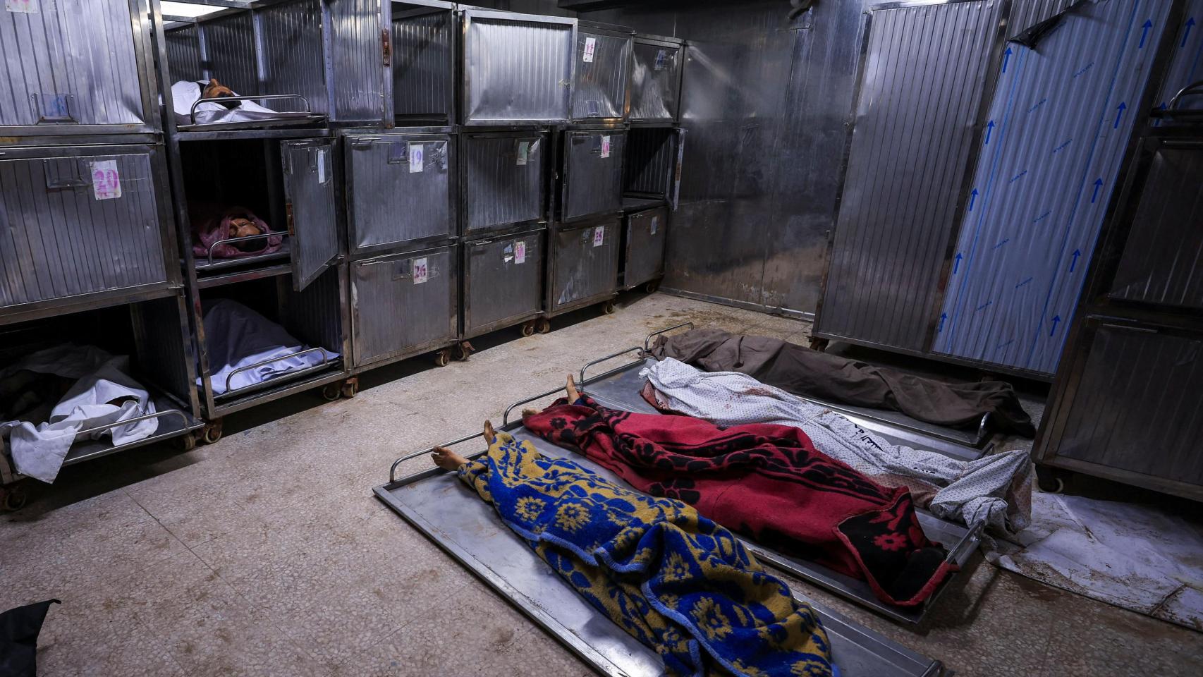 Israel mata a 18 palestinos en un ataque contra una escuela que acogía a cientos de refugiados en el sur de Gaza