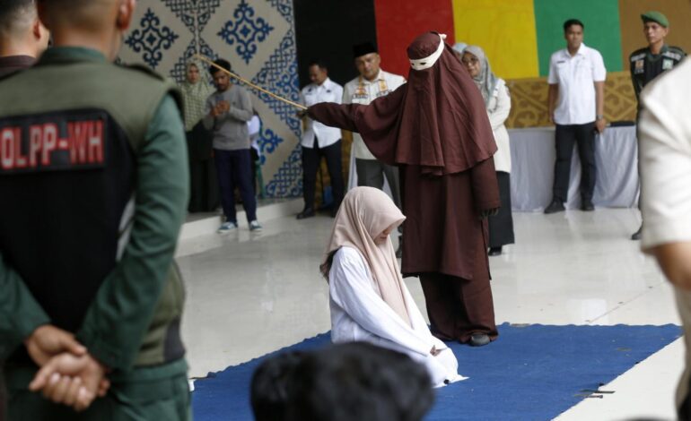 Una mujer recibe 100 latigazos en público en Indonesia tras haber sido condenada por adulterio
