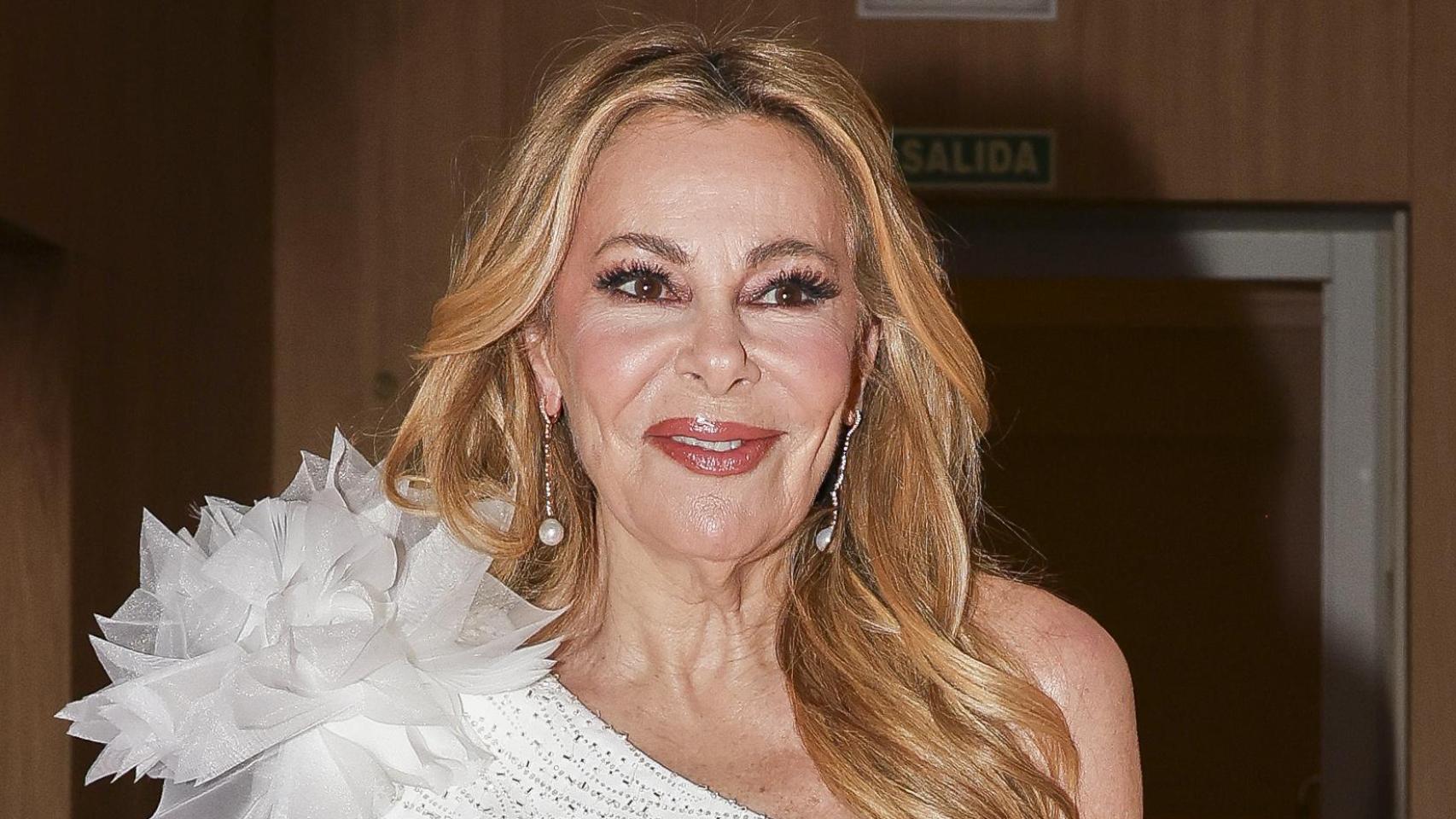 un favorecedor mono rojo pasión de Belinda Wings