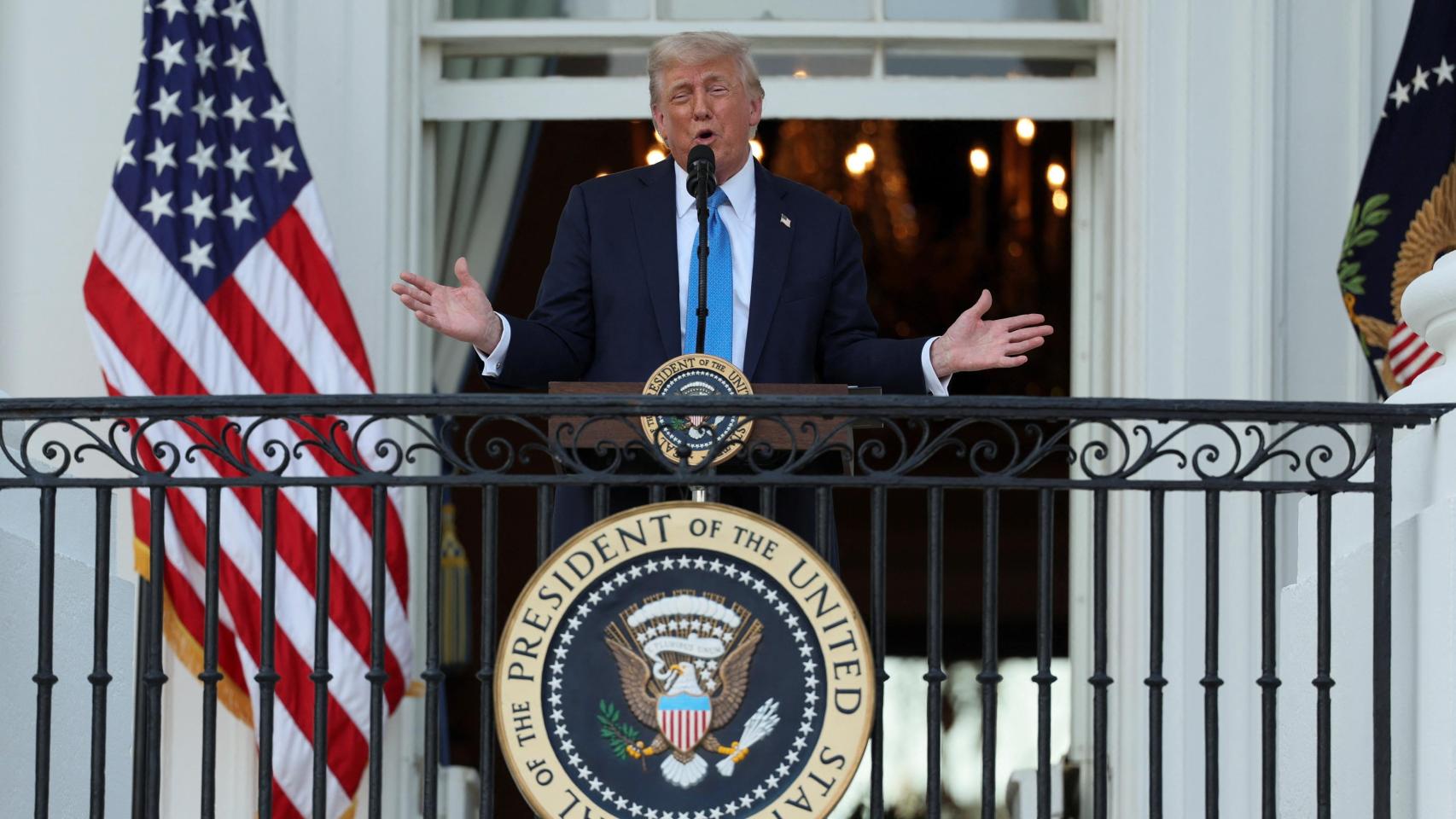 Trump prohíbe la entrada a EEUU de ciudadanos de doce países y limita la de otros siete por «seguridad nacional»