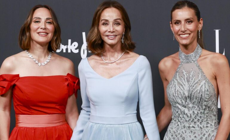 Así ha sido el gran y esperado regreso de Isabel Preysler a la vida pública, arropada por sus hijas Tamara Falcó y Ana Boyer