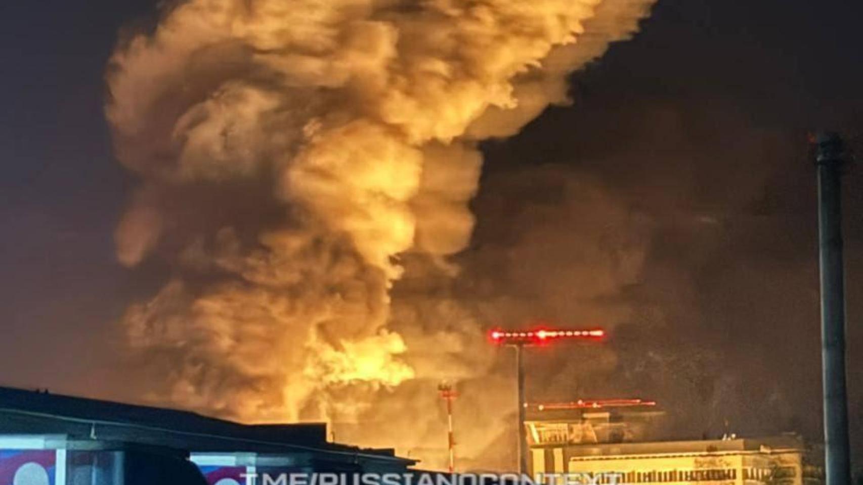 Varias explosiones sacuden un aeropuerto de la región rusa de Bryansk y en Kiev los ataques de drones provocan incendios
