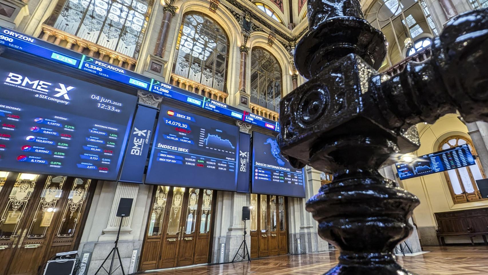 El Ibex 35 sube un 0,7% en su octava semana al alza y recupera los 14.200 puntos