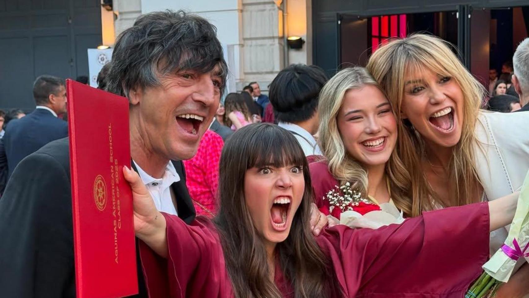 Raquel Meroño y su ex, Santi Carbones, reaparecen juntos en la graduación de sus hijas (y el emotivo mensaje de las mellizas a su madre)