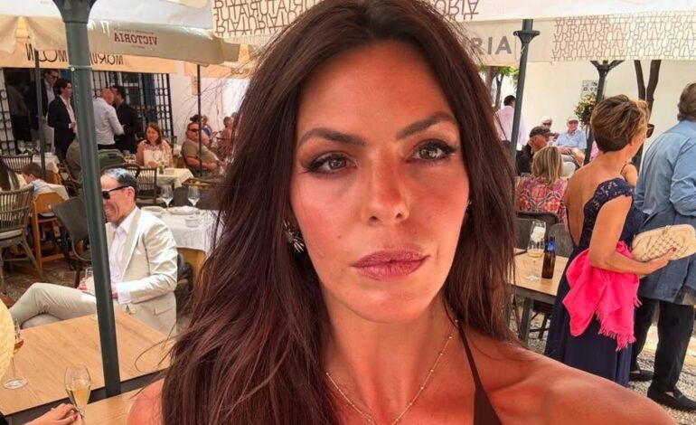 El ‘total look’ de Laura Matamoros que te servirá de inspiración si tienes una boda en la playa