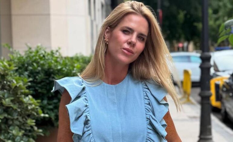 Amelia Bono estrena el mono ‘denim’ de The IQ Collection que arrasa en la web y es un ‘must’ del verano