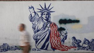 Un hombre pasa por un mural antiestidounida en una calle Teherán.