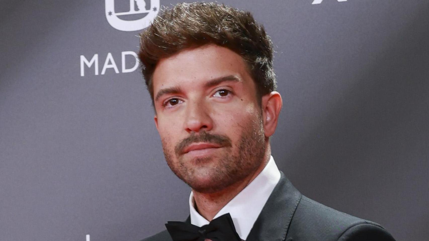 Suma a una camisa azul unos pantalones de lino y tendrás un estilismo de 10 este verano: palabra de Pablo Alborán