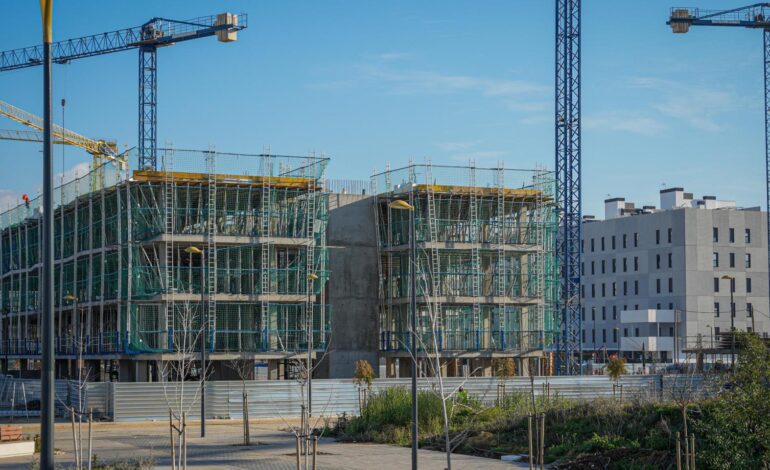 Bruselas expedienta a España por el impuesto del 2% a la vivienda habitual de los extranjeros no residentes
