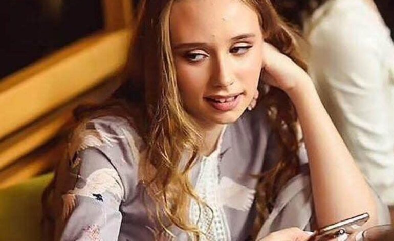 La hija ‘secreta’ de Putin trabaja en unas galerías proucranianas de París que exhiben las obras de arte de disidentes rusos