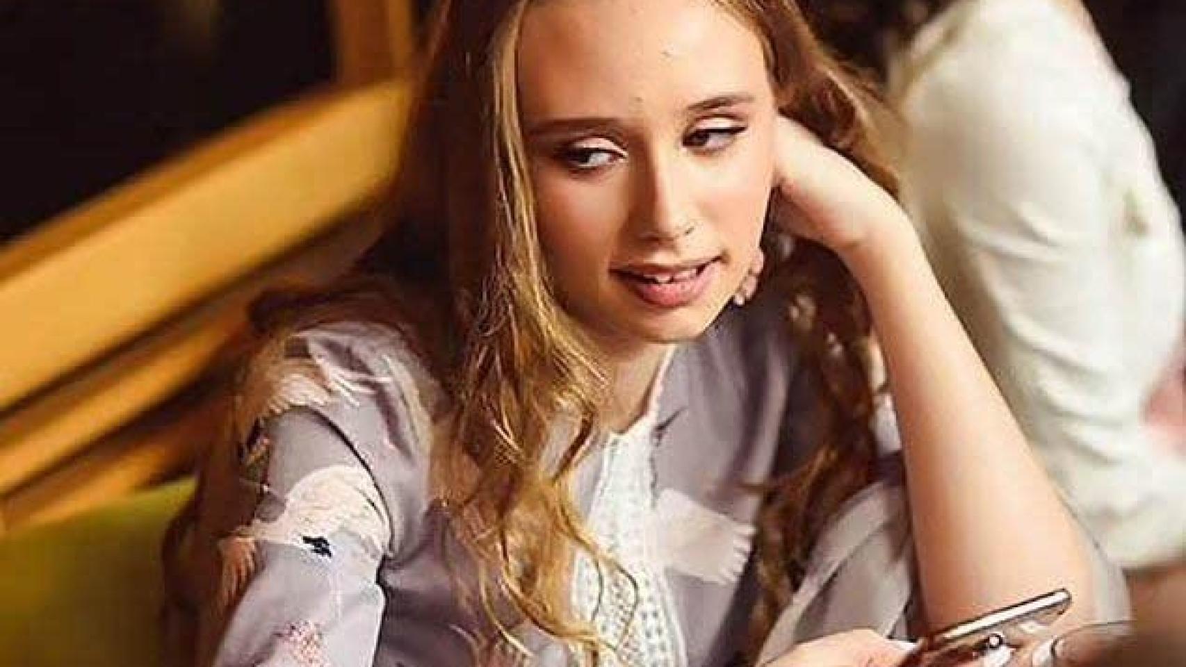 La hija ‘secreta’ de Putin trabaja en unas galerías proucranianas de París que exhiben las obras de arte de disidentes rusos