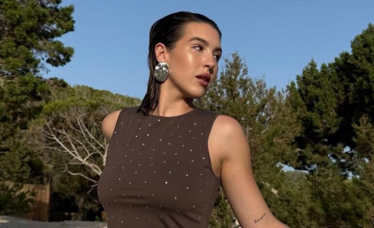 su top de apliques metálicos en el tono de moda está agotado en Mango