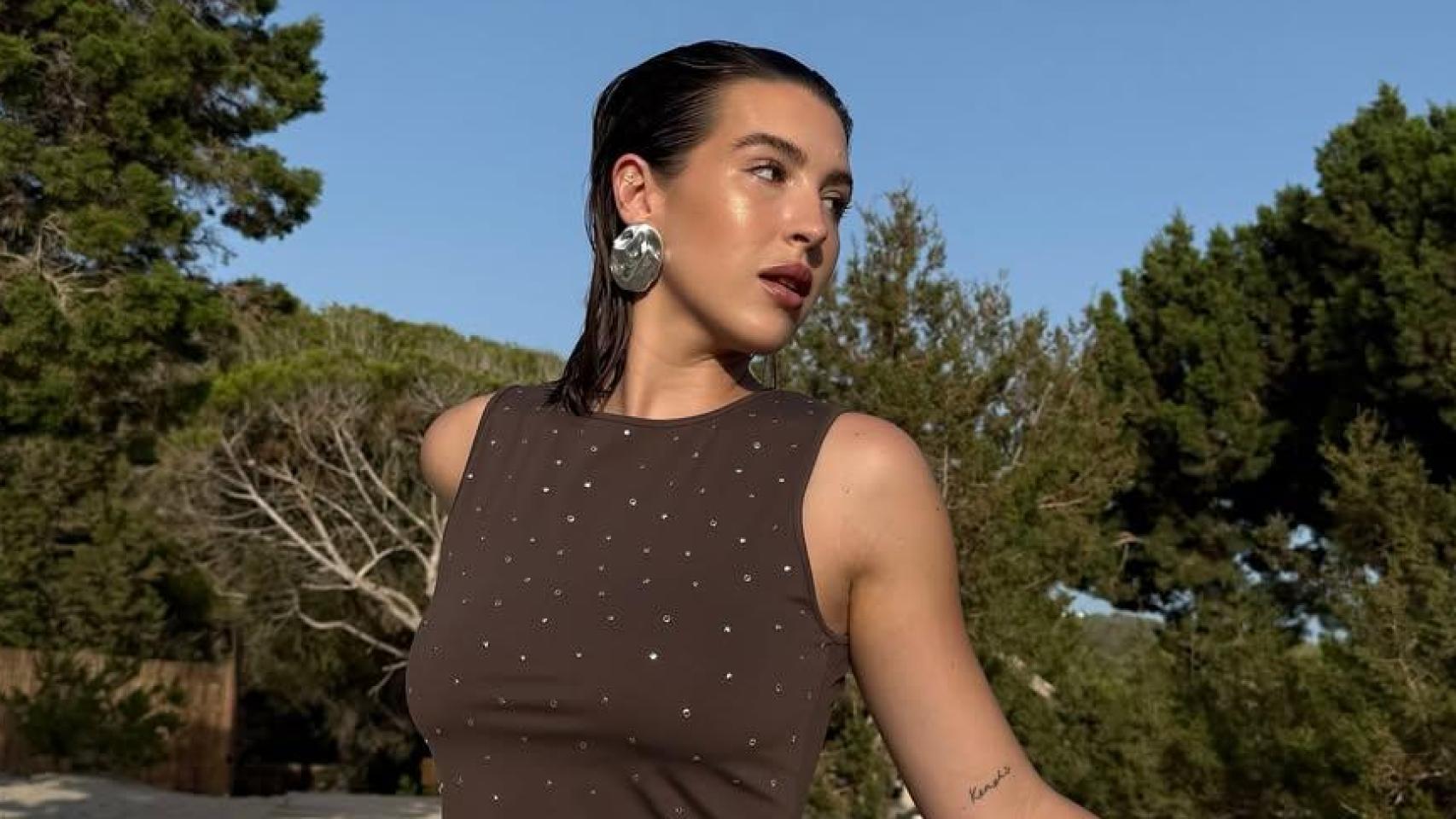 su top de apliques metálicos en el tono de moda está agotado en Mango