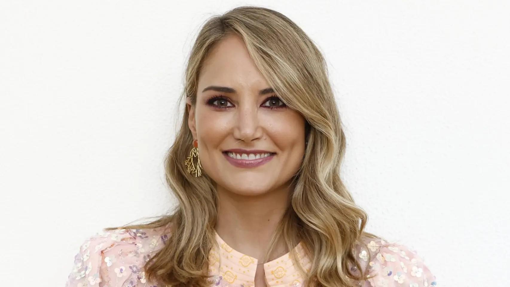 Alba Carrillo se suma a la tendencia de los zuecos y escoge un llamativo modelo con estampado de leopardo