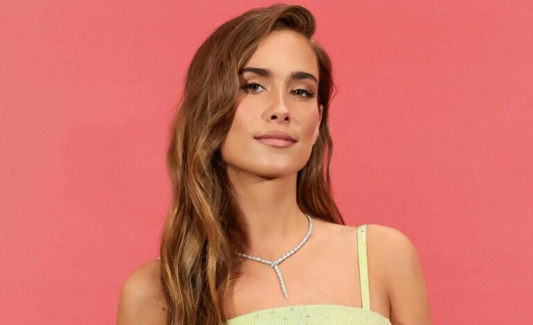María Pombo apuesta por un vestido blanco ‘made in Spain’ que realza el bronceado y marca tendencia este verano